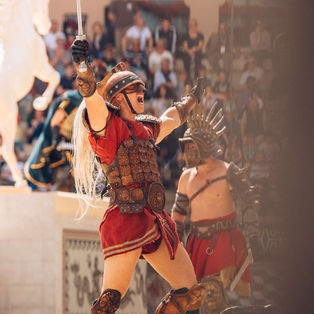PuyduFou's tweet photo. ⚔️🔥 Ave Caesar, morituri te salutant !

🏟️ Les redoutables gladiateurs Proculus, Colombus, Hermeros et Nicephoros vous attendent au Stadium Gallo-romain du Puy du Fou.

©MartinSylvos | ArthurAumond
#PuyduFou #PuyduFou2025 #LeSigneduTriomphe #Gladiateurs #Gladiator #GladiatorII https://t.co/sRRQkcRTGp