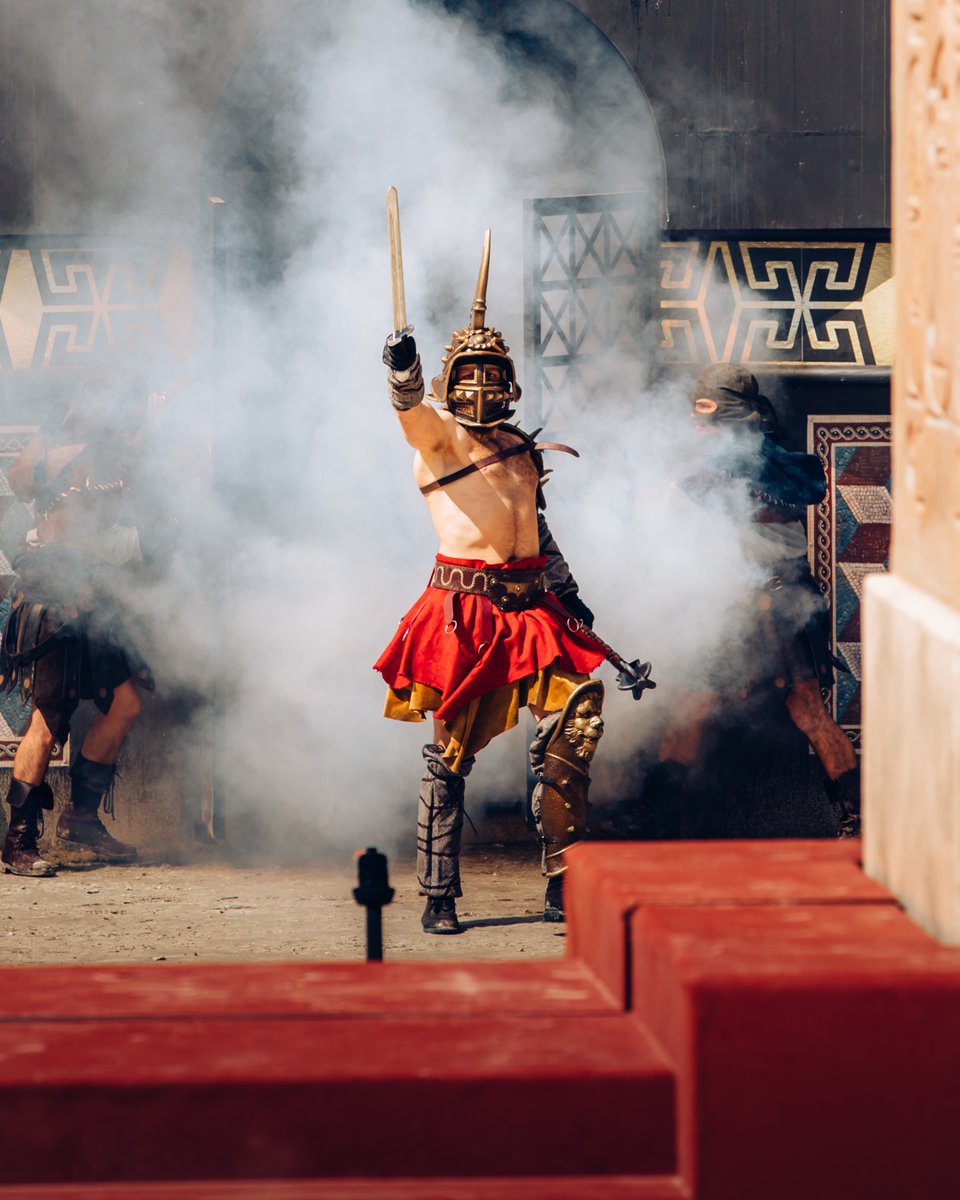 PuyduFou's tweet photo. ⚔️🔥 Ave Caesar, morituri te salutant !

🏟️ Les redoutables gladiateurs Proculus, Colombus, Hermeros et Nicephoros vous attendent au Stadium Gallo-romain du Puy du Fou.

©MartinSylvos | ArthurAumond
#PuyduFou #PuyduFou2025 #LeSigneduTriomphe #Gladiateurs #Gladiator #GladiatorII https://t.co/sRRQkcRTGp