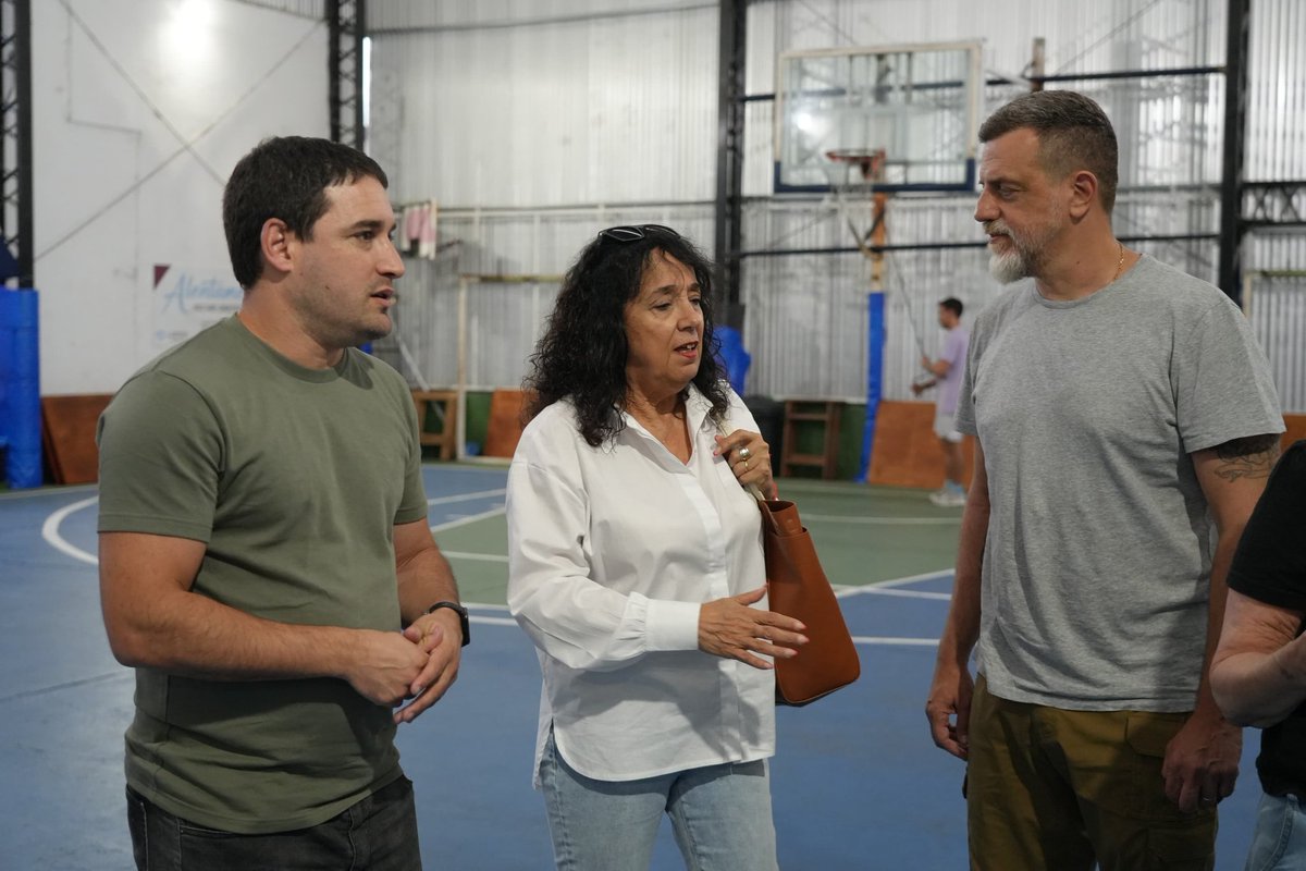 Damiaan_Sala's tweet photo. Siempre LANÚS ❤️ 

Contento de volver a visitar a Cristina y Pilar, dos apasionadas que le dieron mucho al Club Social.
Con @diegokravetz recorrimos las instalaciones y nos contaron de sus proyectos para el futuro.
Orgullo de la gestión de Clubes de Barrio de @Nestorgrindetti https://t.co/dfRRUOObDG