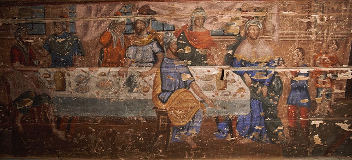 UkraineWorldFr's tweet photo. Des artisans ukrainiens sont en train de terminer de restaurer des peintures murales uniques datées du XIXe siècle dans une église en bois à Isai, dans la région de #Lviv, construite à l'origine en 1663. 

Photo/infos via LODA https://t.co/1A5oHqCnu1