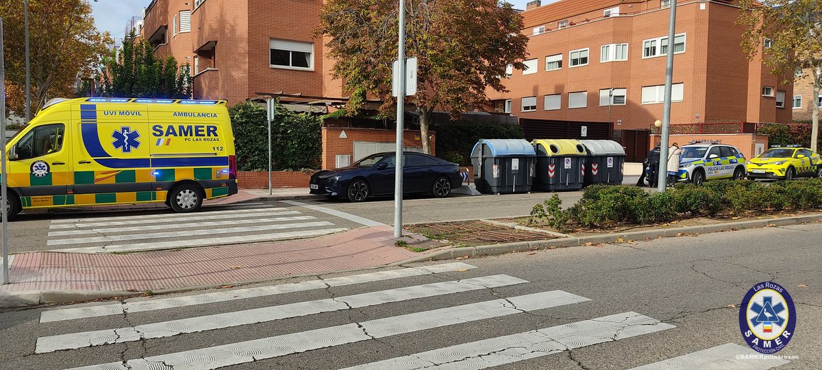 SAMERpclasrozas's tweet photo. #SAMERinterviene junto a @LasRozasPolicia en C/ Castillo de Arevalo por atropello a un peatón.
Tras valoración sanitaria, es trasladada por familiares a centro médico.
#LasRozasSegura https://t.co/gFWAou1k9X