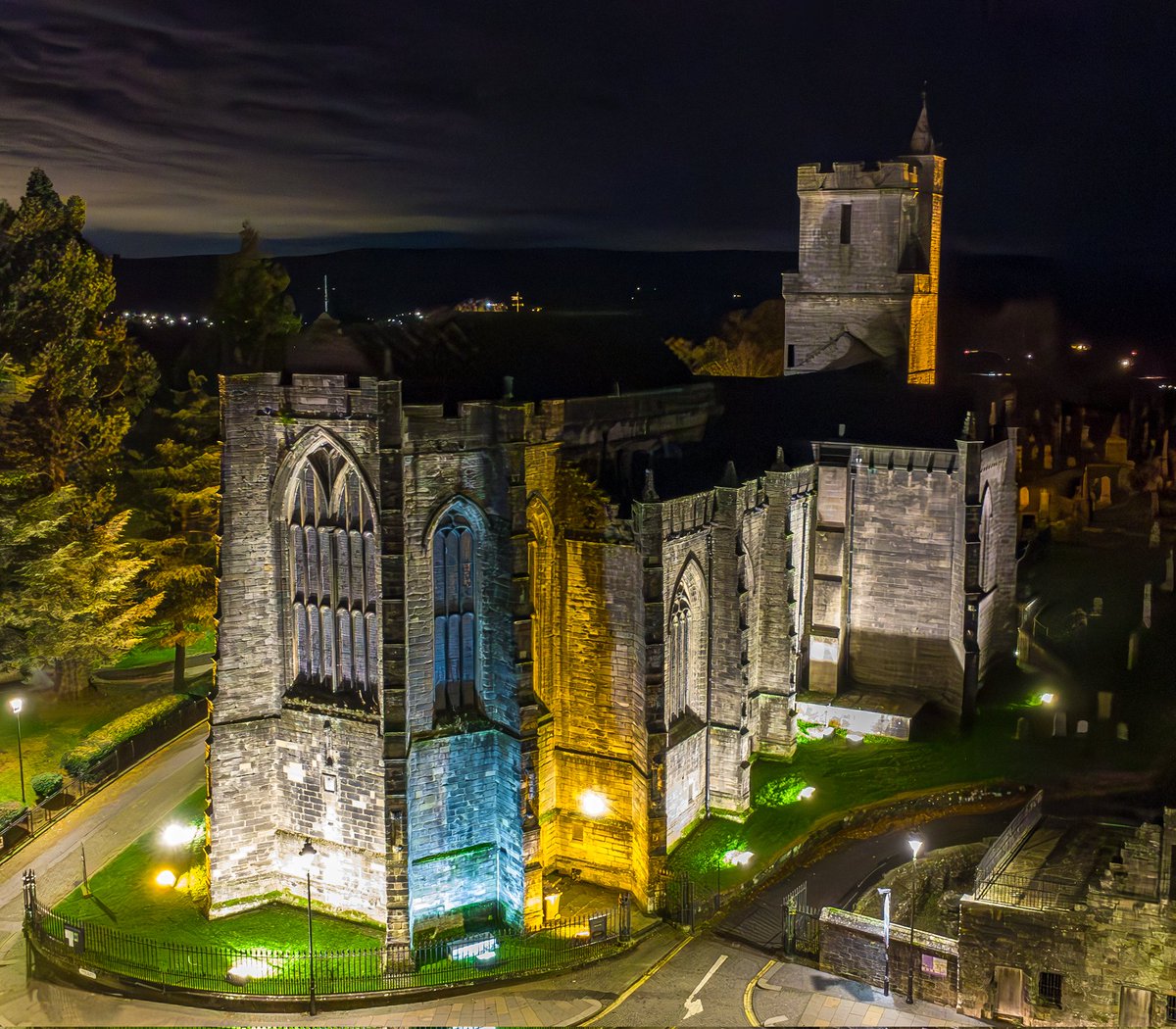 jt__photography's tweet photo. The Church of the Holy Rude is a sight to see when its lit up during the night πβͺοΈ
#churchoftheholyrude #oldtownstirling #stirlingcastle #stirling #historicstirling #stirlingalive #cityofstirling #scotland #visitscotland #scotlandexplore #jamietaylorphotography https://t.co/RjUSu2bcez