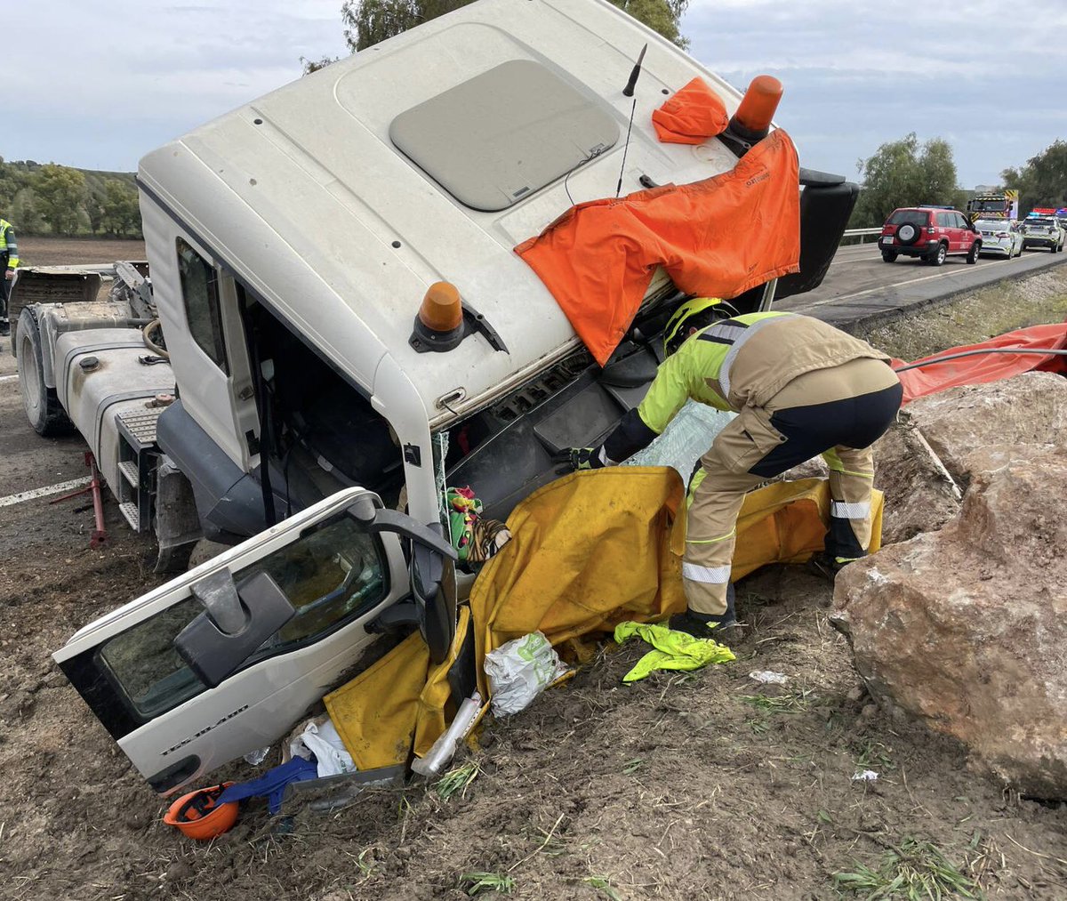 cordobafire's tweet photo. Acudimos a la N-331, km 24, para atender un vuelco con dos personas atrapadas.
Actuamos conjuntamente con los compañeros del Consorcio, así como guardia civil y @061Cordoba que son siempre garantía de tranquilidad.
¡Buen trabajo! https://t.co/q6cM0baU1l