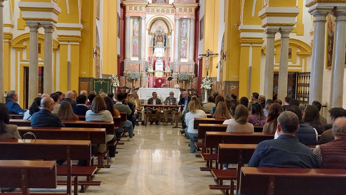 Imágenes de la Mesa Redonda y posterior convivencia con el Cuerpo de Diputados de la Hermandad de San Esteban.