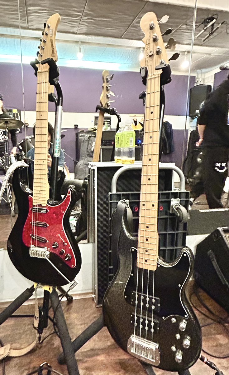 jaco_hideaki's tweet image. そういえば、先日久しぶりに四鬼夜行のリハがありました。久しぶりと言えどもメンバーが百戦錬磨過ぎて、1つ気を抜けば取り残される緊張感は以前のまま、いやそれ以上だったかもしれません。DEAD ENDお好きな方、久しぶりに四鬼夜行見たくないですか。

#DEADEND
#四鬼夜行
@shikiyakou