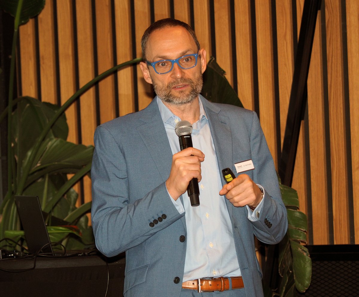 ferrari_el's tweet photo. Dr. Rolf Fiedler informiert die Gäste und Partner über den aktuellen Technologiestand in Sachen digitaler #Dokumentenaustausch #ucday24 https://t.co/6ZMJso6kNZ