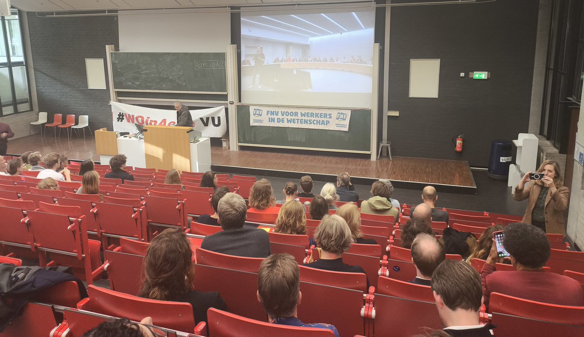 Victor de Boer (@victordeboer) on Twitter photo Impromptu livestream watching protest at <a href="/VUamsterdam/">Vrije Universiteit Amsterdam (inactief)</a> #woinactie Impromptu livestream watching protest at <a href="/VUamsterdam/">Vrije Universiteit Amsterdam (inactief)</a> #woinactie