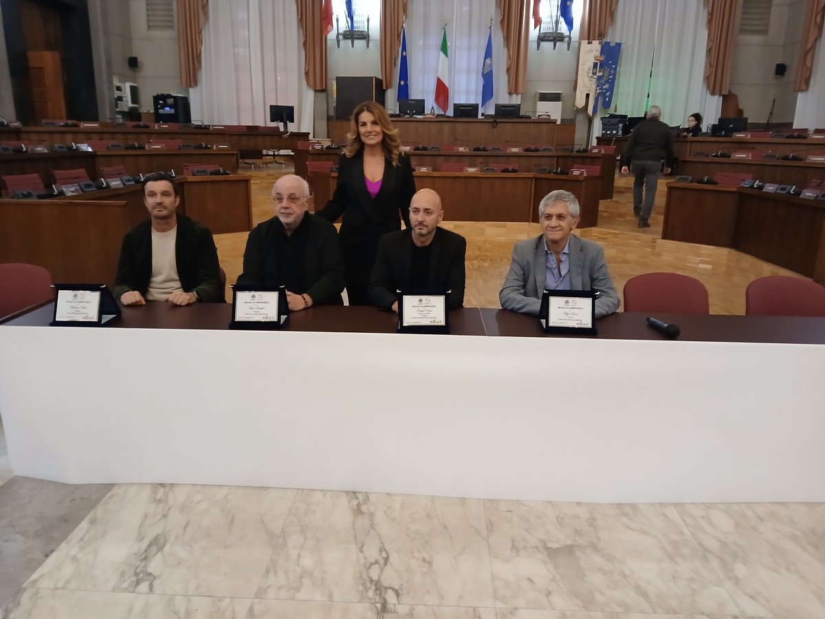 MilanSpace_03's tweet photo. Made in Abruzzo- Premio Icona
Premiati a #Pescara
Massimo #Oddo, @lucaserafini4, Enrico Venti in arte Ivo #Avido e @Pippoevai https://t.co/0yxgh4zVk1
