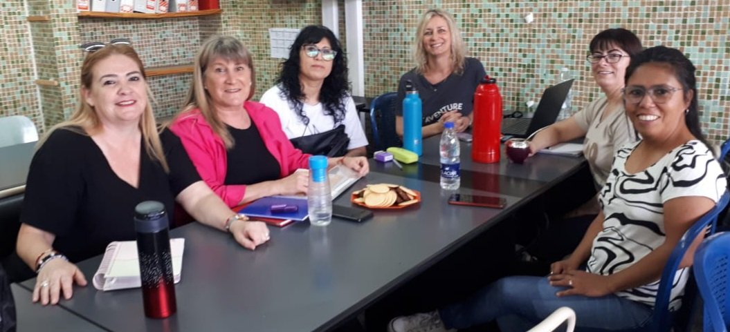 biblio808's tweet photo. Coordinación de PPD III.  Prof. Vanesa Volpi- Ioana Giménez y Juliana Mairal. Equipo de tutores: Marisol Chávez, Lorena Fernández, Lorena Antilef, Adriana Arias, Gladys Albistur, Vanesa Reyes y Sandra Brun. https://t.co/tietBCy9vj