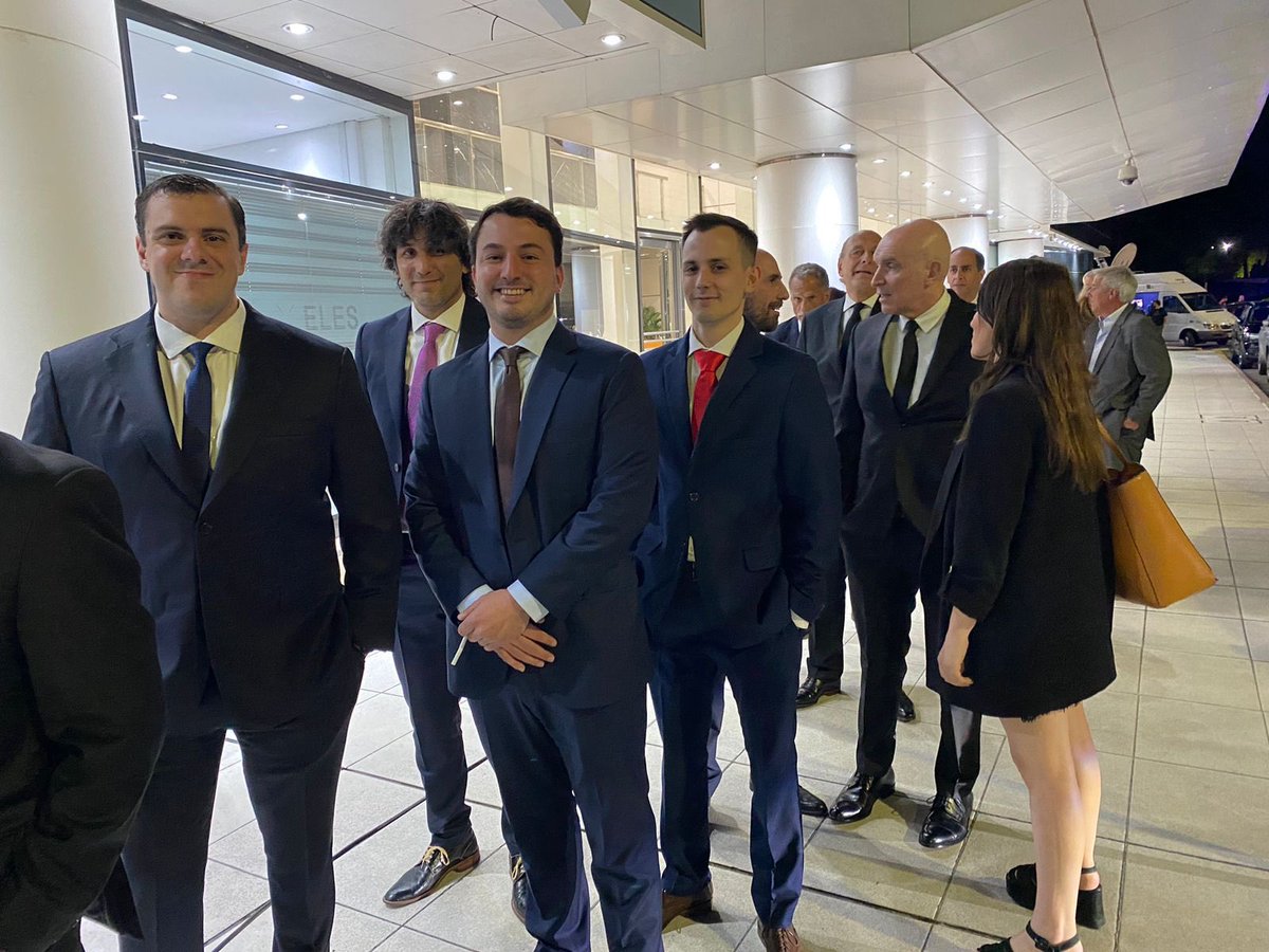 manujove's tweet photo. Cena de Fundación Faro, vinculada a LLA. En la foto que suben los jóvenes libertarios aparecen dos empresarios importantes: José Luis Manzano (Grupo America y Edenor) y Claudio Belocopitt (Grupo America y Swiss Medical). El segundo compartió mesa con Lugones, ministro de Salud. https://t.co/v66uXHeJjN