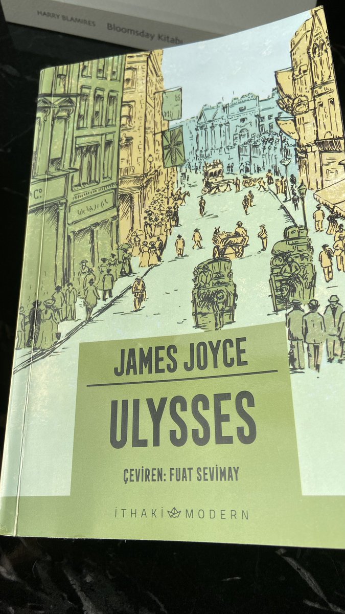 Günlerim Ulysses okumak ile geçiyor. 
Çok muzip. Okurken kimi zaman kendimi sırıtırken buluyorum. Kelime oyunları, belaltı şakalar.. 👍🏼📚📓