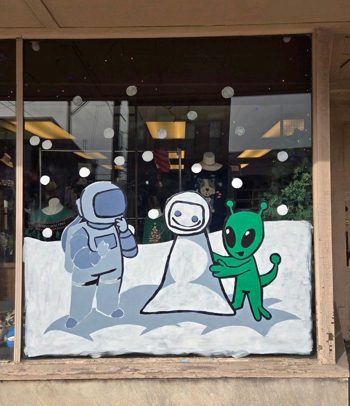 BlueAngelConsin's tweet photo. A big thank you to our window artist Colin Ballinger for our 'out of this world' snow scene 😉❄️👨‍🚀👽 Good luck everyone with your downtown Holiday Window Scavenger Hunt!

#HeartOfHuntington #inhuntington #happyholidays2024 #SupportLocal #supportlocalartists #ShopHuntington https://t.co/ZOc4GVyded