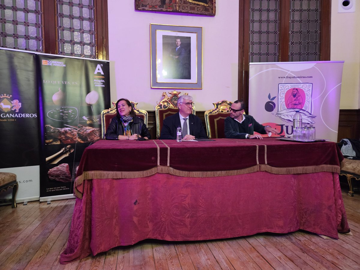 Ayer primera sesión del III Ágora #JuanAltamiras en  la Casa de Ganaderos de Zaragoza junto a <a href="/isabelasobras/">Isabel Lasobras</a>
disfrutamos de las ponencias sobre el contexto social del siglo en que vivió <a href="/frayaltamiras/">Proyecto Juan Altamiras</a> un aragonés tan universal como Goya.

<a href="/Arturo_Gaston/">Arturo Gastón Comunicación</a>
<a href="/aragonalimentos/">Aragón Alimentos Nobles</a>