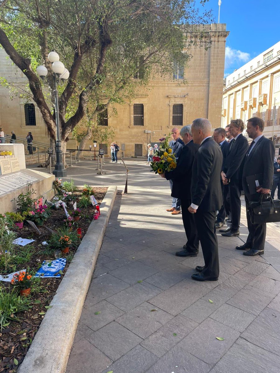 Under et besøg på Malta med en delegation fra Folketinget nedlagde vi en buket blomster ved mindesmærket for Daphne Caruana Galizia, som blev myrdet i 2017 for sin undersøgende journalistik af alvorlig korruption på øen. Derefter mødtes vi med hendes søn om sagen. #dkpol