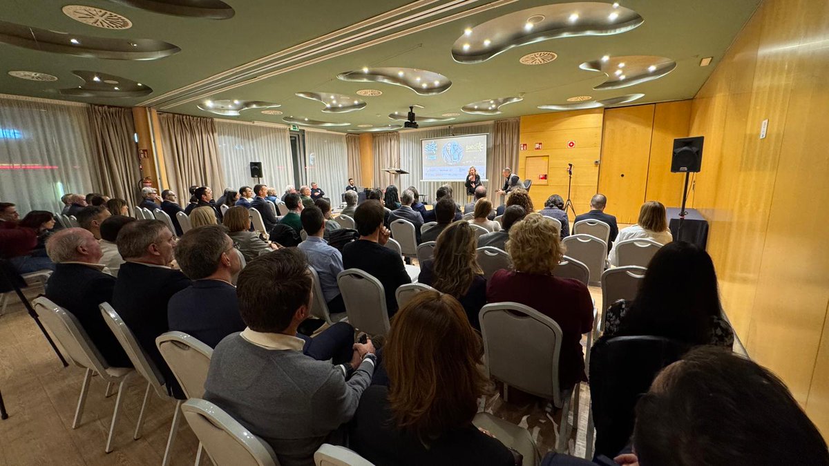 aytohuesca's tweet photo. 💻🤖 #Huesca se convierte en el escenario principal del #emprendimiento y la Inteligencia #Artificial gracias al @SIEHuesca, que ha colgado el cartel de "completo".

Como novedad, ayer se celebró el encuentro empresarial #Sie2, una oportunidad única para compartir experiencias🤝 https://t.co/8O9HiG9Wi7