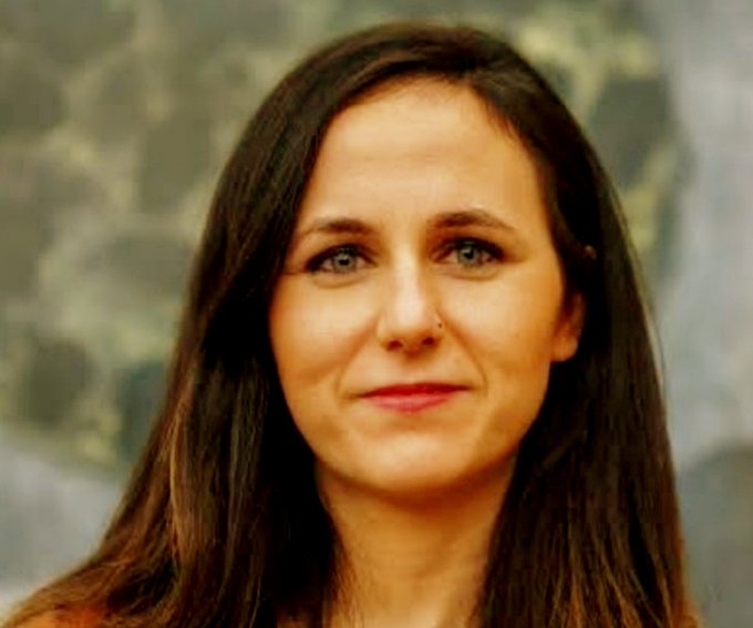 grouchomarx1890's tweet image. @ionebelarra
Esta mujer representa lo mejor de Podemos. Su valentía, combatividad, hace que nos sintamos orgullosos de que sea nuestra Secretaria General. Se ha ido curtiendo, empoderando día tras día en la lucha y denuncia del fascismo.
Volveremos...
Siempre a tu lado, jefa.