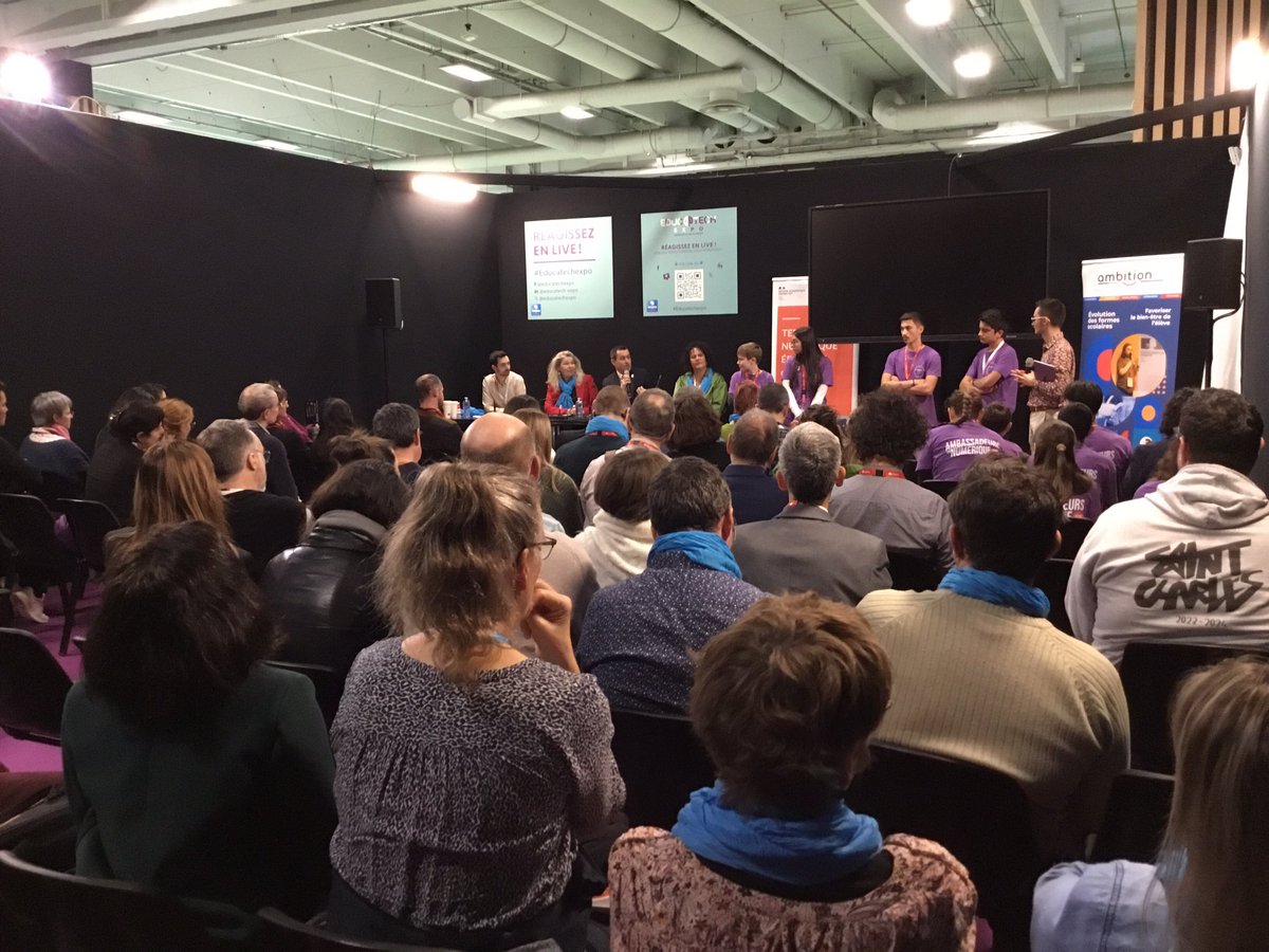 Table ronde sur le dispositif Élèves #AmbassadeursduNumérique avec <a href="/LaurentHoppe/">Laurent Hoppé</a>, Directeur de la pédagogie, à #EducatechExpo ⤵️
- Projet transversal favorisant l’égalité des chances &amp; la réussite de tous les élèves
- Persévérance scolaire par le #numérique encouragée.
#TNEVosges