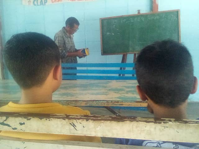 Nuestro compromiso con el pueblo es llevar luz a todos los rincones que esten en la oscurida y lo hacemos con amor y con mucha satisfaccion porque ser misionero de la Mision Robinson es ser Venezolano.
@hectorodriguezcastro <a href="/dellraly/">DERA</a> <a href="/sociabolivarian/">Lilian Oropeza</a>
@misionrobinsonaragua