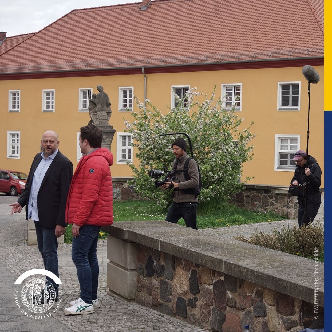 viadrina's tweet photo. In einem Lehrfilm erkunden #Viadrina-Absolvent @WeisMateusz und Historiker Prof. Dr. Werner Benecke geschichtsträchtige Orte in #FrankfurtOder und Słubice und machen dadurch polnisch-deutsche Geschichte für Schüler*innen erlebbar.
@FWU_Schule #DePl
👉https://t.co/Jq6MpttNeu https://t.co/qUWiDqjFFC