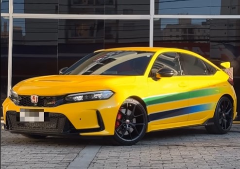 UN CIVIC TYPE R PINTADO CON LOS COLORES DE AYRTON SENNA

La imagen del casco amarillo de Ayrton Senna es uno de los iconos más reconocibles en la historia de la Fórmula 1, símbolo de pasión, fuerza y orgullo brasileño.
