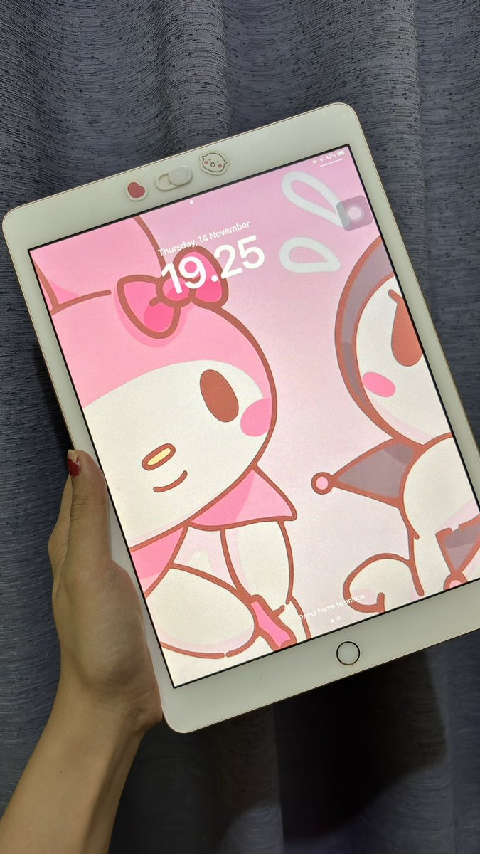 medstudugm20's tweet photo. #wts ✨🎀💗 IPAD 7th GEN IN ROSEGOLD 💗🎀✨ 
> Full set (Ex IBOX Lippo Puri Jakarta Barat) + box lengkap beserta stiker apple (2 buah) + struk pembelian (Juni 2020) + tidak ada baret atau dent apapun (MULUSSSSS PWOL karena dijaga kayak anak sendiri🥹🤍) https://t.co/rJkbSsVAPJ