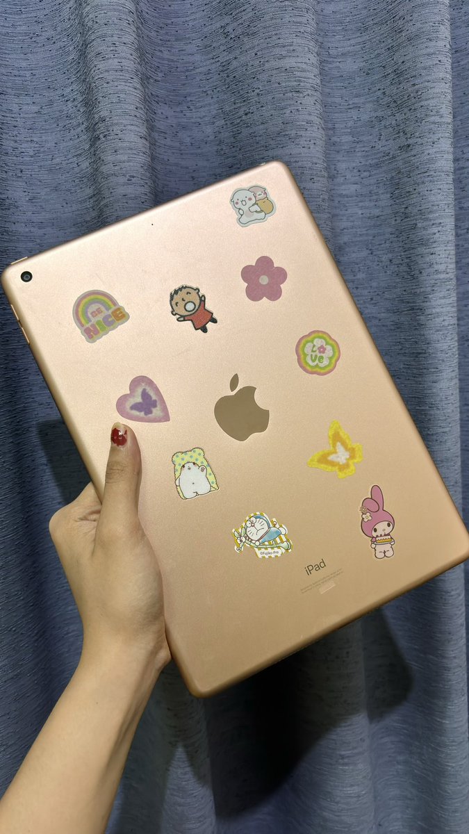 medstudugm20's tweet photo. #wts ✨🎀💗 IPAD 7th GEN IN ROSEGOLD 💗🎀✨ 
> Full set (Ex IBOX Lippo Puri Jakarta Barat) + box lengkap beserta stiker apple (2 buah) + struk pembelian (Juni 2020) + tidak ada baret atau dent apapun (MULUSSSSS PWOL karena dijaga kayak anak sendiri🥹🤍) https://t.co/rJkbSsVAPJ