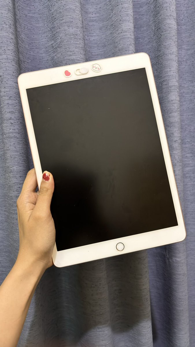 medstudugm20's tweet photo. #wts ✨🎀💗 IPAD 7th GEN IN ROSEGOLD 💗🎀✨ 
> Full set (Ex IBOX Lippo Puri Jakarta Barat) + box lengkap beserta stiker apple (2 buah) + struk pembelian (Juni 2020) + tidak ada baret atau dent apapun (MULUSSSSS PWOL karena dijaga kayak anak sendiri🥹🤍) https://t.co/rJkbSsVAPJ
