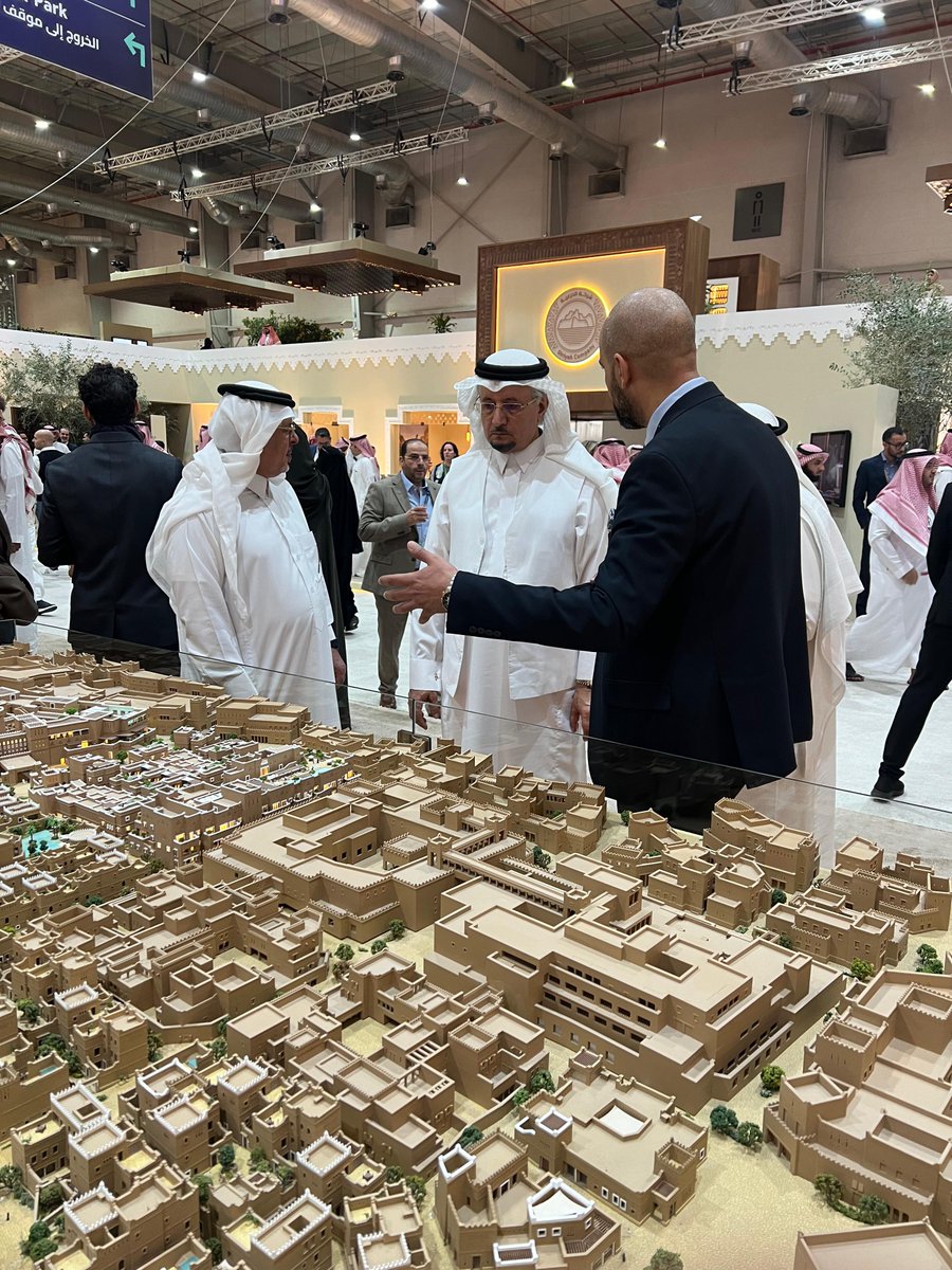 Refd119987991's tweet photo. جانب من زيارتنا اليوم الى معرض العقار 
#City_scape_2024 https://t.co/XRsup9QqP7