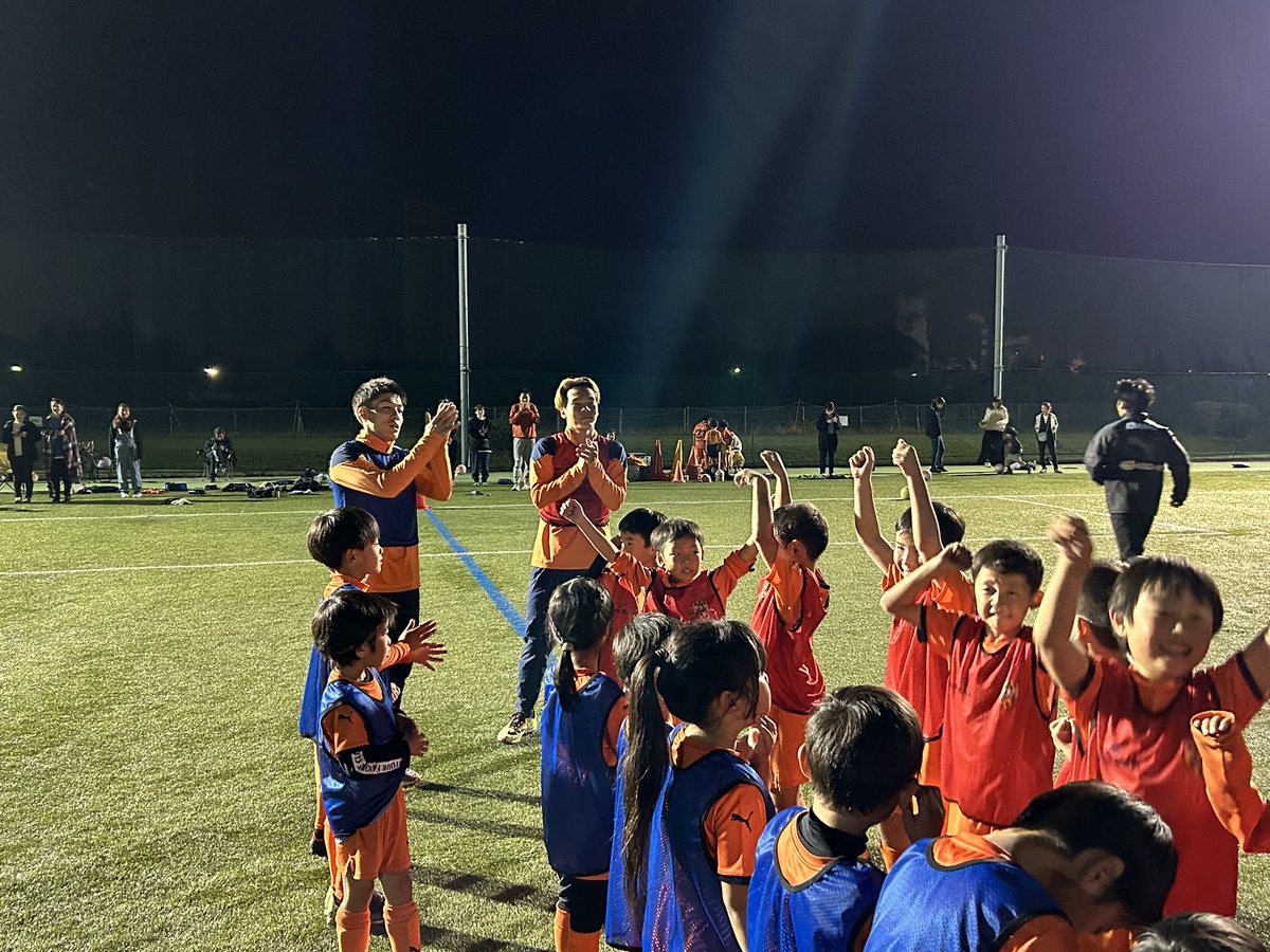 spulse_school's tweet image. 【島田スクール】

なんと‼️島田スクールに‼️
#西澤健太　選手🟧
#郡司璃来　選手🟧

来てくれました‼️
憧れの選手を前に子供達の目はキラキラ🤩

また遊びに来てください‼️
これからも応援しています📣

11月入会キャンペーン中
👉x.gd/0xFyF

#spulse
#ONEFAMILY
#エスパルスって最高だ