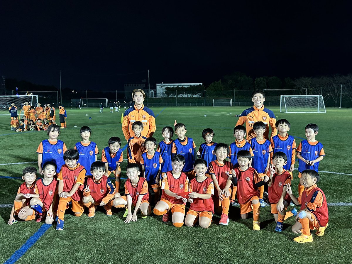 spulse_school's tweet image. 【島田スクール】

なんと‼️島田スクールに‼️
#西澤健太　選手🟧
#郡司璃来　選手🟧

来てくれました‼️
憧れの選手を前に子供達の目はキラキラ🤩

また遊びに来てください‼️
これからも応援しています📣

11月入会キャンペーン中
👉x.gd/0xFyF

#spulse
#ONEFAMILY
#エスパルスって最高だ