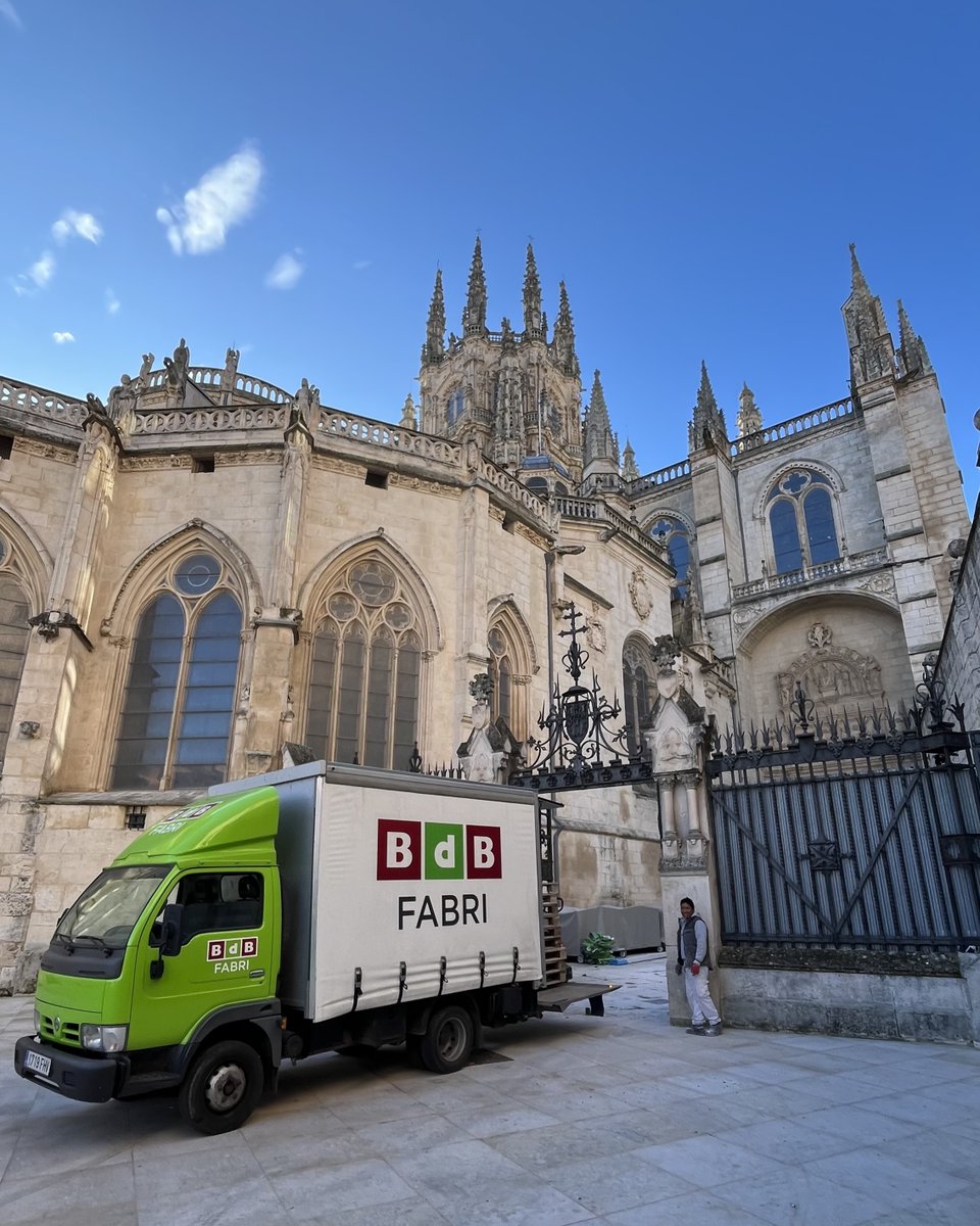 FABRI_BdB's tweet photo. ¡Buenos días!👋😀
Ya sabéis que nos encanta ayudar con nuestros servicios a todas las obras de la ciudad, pero nos hace especial ilusión hacerlo en nuestra catedral.  
Os dejamos unas fotos de esta mañana en la mejor y más hermosa catedral del mundo, ¡La Catedral de Burgos!😍⛪ https://t.co/7vh8rNUaK4