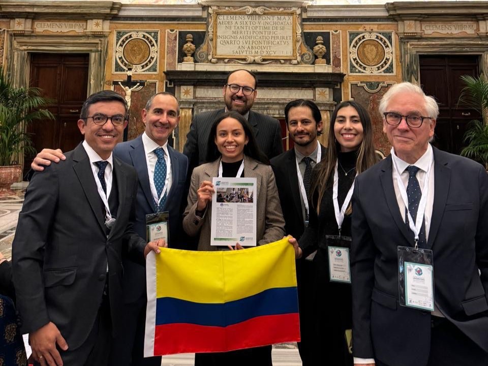 UniJaveriana's tweet photo. #OrgulloJaveriano | En el marco del V Simposio Global Uniservitate en @UniLUMSA, la Javeriana recibió en Roma el premio Universitate a las mejores experiencias de aprendizaje-servicio solidario en la Educación Superior Católica, por el proyecto "Revelando Realidades: La exclusión silenciada de la comunidad afrodescendiente en Tierra Bomba", liderado por el profesor Carlos Alberto Hernández, de @ArquidisenoPUJ. Además, @JaverianaCali, recibió mención especial por el proyecto "Apoyo técnico a acueductos comunitarios en el suroeste de Colombia". Al finalizar el evento, los participantes del Simposio fueron recibidos por el @Pontifex_es en una audiencia privada.