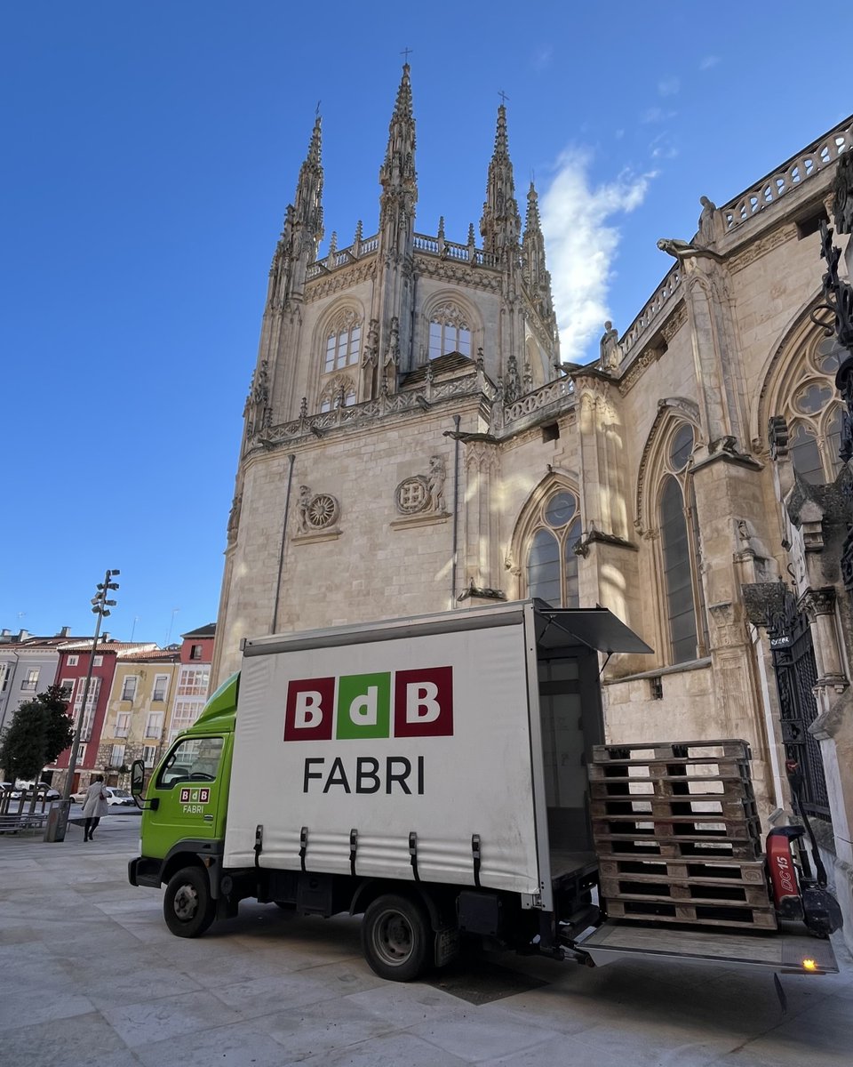 FABRI_BdB's tweet photo. ¡Buenos días!👋😀
Ya sabéis que nos encanta ayudar con nuestros servicios a todas las obras de la ciudad, pero nos hace especial ilusión hacerlo en nuestra catedral.  
Os dejamos unas fotos de esta mañana en la mejor y más hermosa catedral del mundo, ¡La Catedral de Burgos!😍⛪ https://t.co/7vh8rNUaK4
