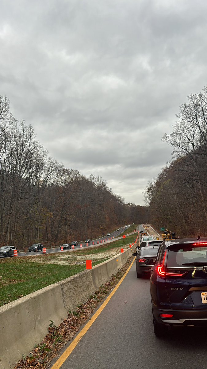 Missashuhlee's tweet photo. @WTOPtraffic Traffic is stopped on GW Parkway 0.7 miles before the ramp to the Inner Loop. Not sure what is going on. https://t.co/qT193159XK
