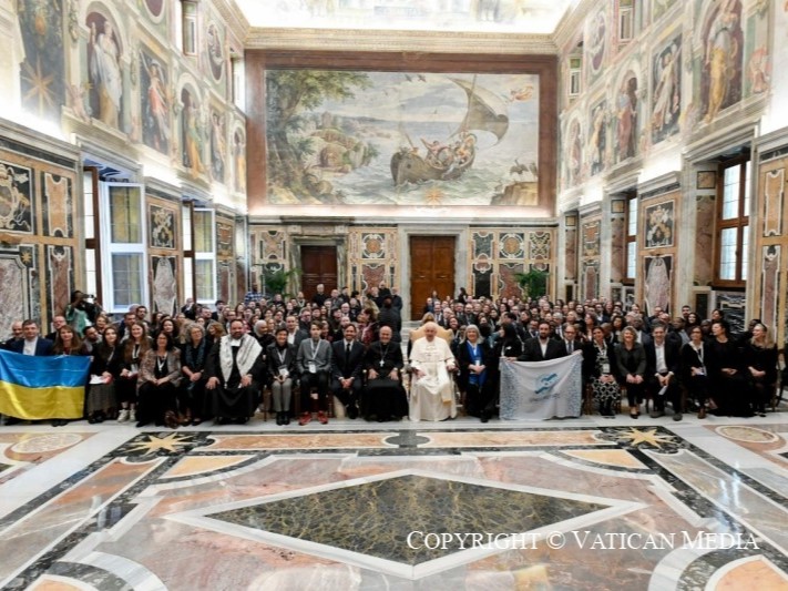 UniJaveriana's tweet photo. #OrgulloJaveriano | En el marco del V Simposio Global Uniservitate en @UniLUMSA, la Javeriana recibió en Roma el premio Universitate a las mejores experiencias de aprendizaje-servicio solidario en la Educación Superior Católica, por el proyecto "Revelando Realidades: La exclusión silenciada de la comunidad afrodescendiente en Tierra Bomba", liderado por el profesor Carlos Alberto Hernández, de @ArquidisenoPUJ. Además, @JaverianaCali, recibió mención especial por el proyecto "Apoyo técnico a acueductos comunitarios en el suroeste de Colombia". Al finalizar el evento, los participantes del Simposio fueron recibidos por el @Pontifex_es en una audiencia privada.