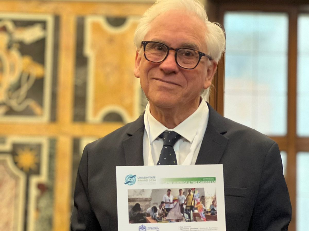 UniJaveriana's tweet photo. #OrgulloJaveriano | En el marco del V Simposio Global Uniservitate en @UniLUMSA, la Javeriana recibió en Roma el premio Universitate a las mejores experiencias de aprendizaje-servicio solidario en la Educación Superior Católica, por el proyecto "Revelando Realidades: La exclusión silenciada de la comunidad afrodescendiente en Tierra Bomba", liderado por el profesor Carlos Alberto Hernández, de @ArquidisenoPUJ. Además, @JaverianaCali, recibió mención especial por el proyecto "Apoyo técnico a acueductos comunitarios en el suroeste de Colombia". Al finalizar el evento, los participantes del Simposio fueron recibidos por el @Pontifex_es en una audiencia privada.