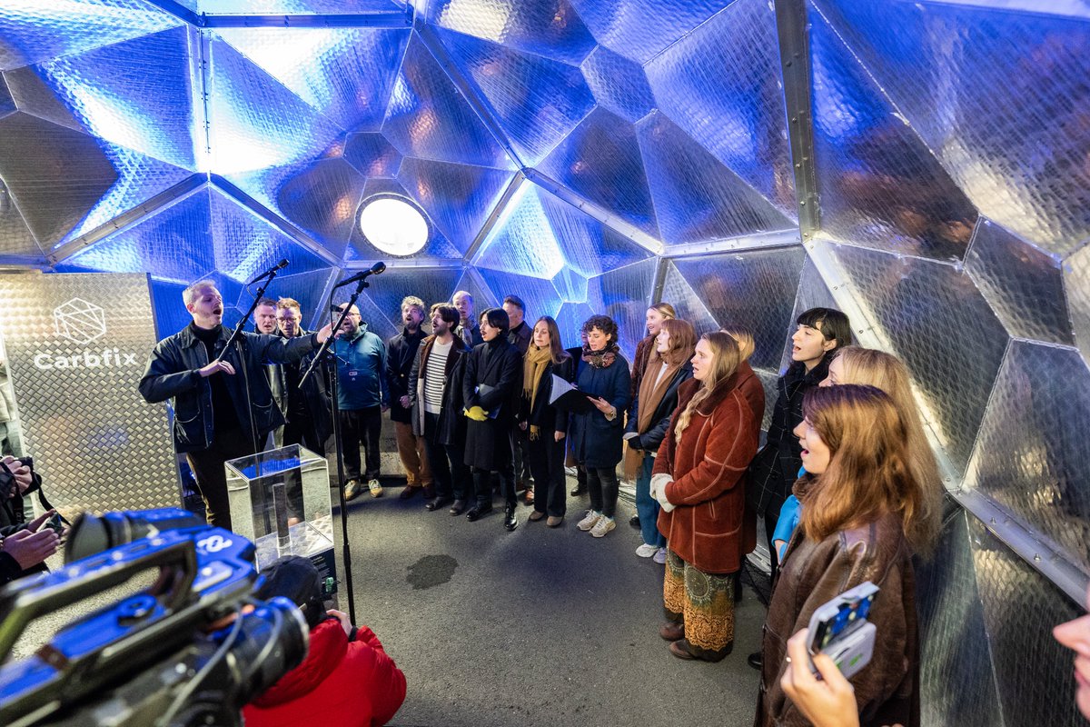 Kliður choir and <a href="/CarbFix/">Carbfix</a> blending music and #innovation in the Holutopphús at the #Assembly2024 🎶😎