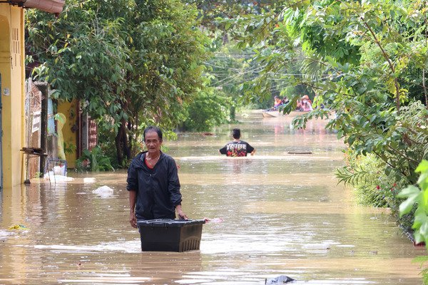 geotechwar's tweet photo. Thousands flee as Typhoon Usagi (Category 4) hits North Philippines.
#Gonzaga #Cagayan #Philippines #Rain #Flood #Typhoon #Usagi #Tornado #Flights #Heavy_Rainfall #TyphoonUsagi #TyphoonOfel https://t.co/SEEzvf2JFV