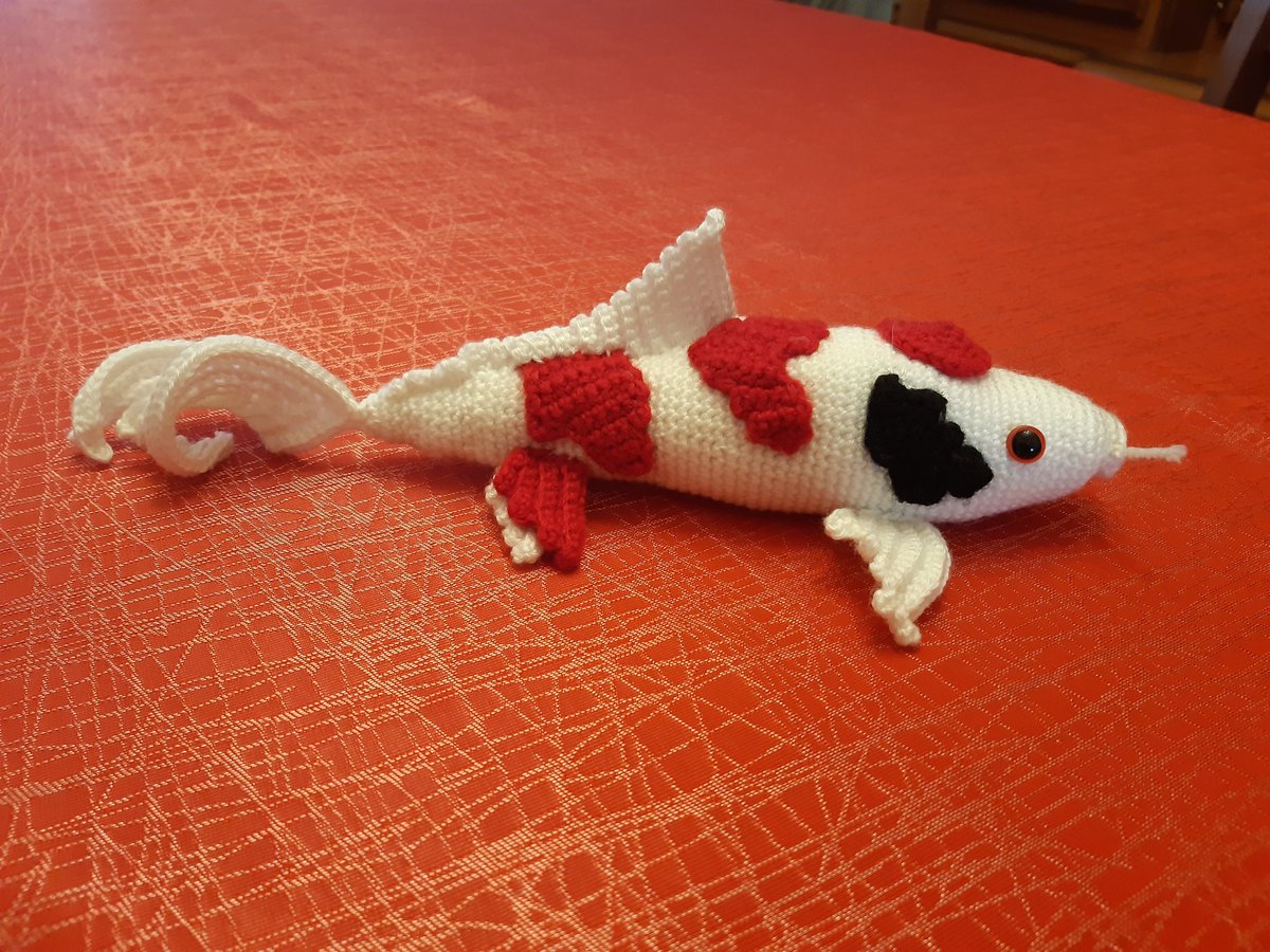 livredelaine's tweet photo. C'est très la fatigue en ce moment, donc histoire que ce compte ne tombe pas dans les oubliettes, on va reposter de temps en temps d'anciens projets :) 

Ici une carpe koi au crochet réalisée il y a presque 3 ans. 

(Pattern : ?) https://t.co/ov5pv2ireN