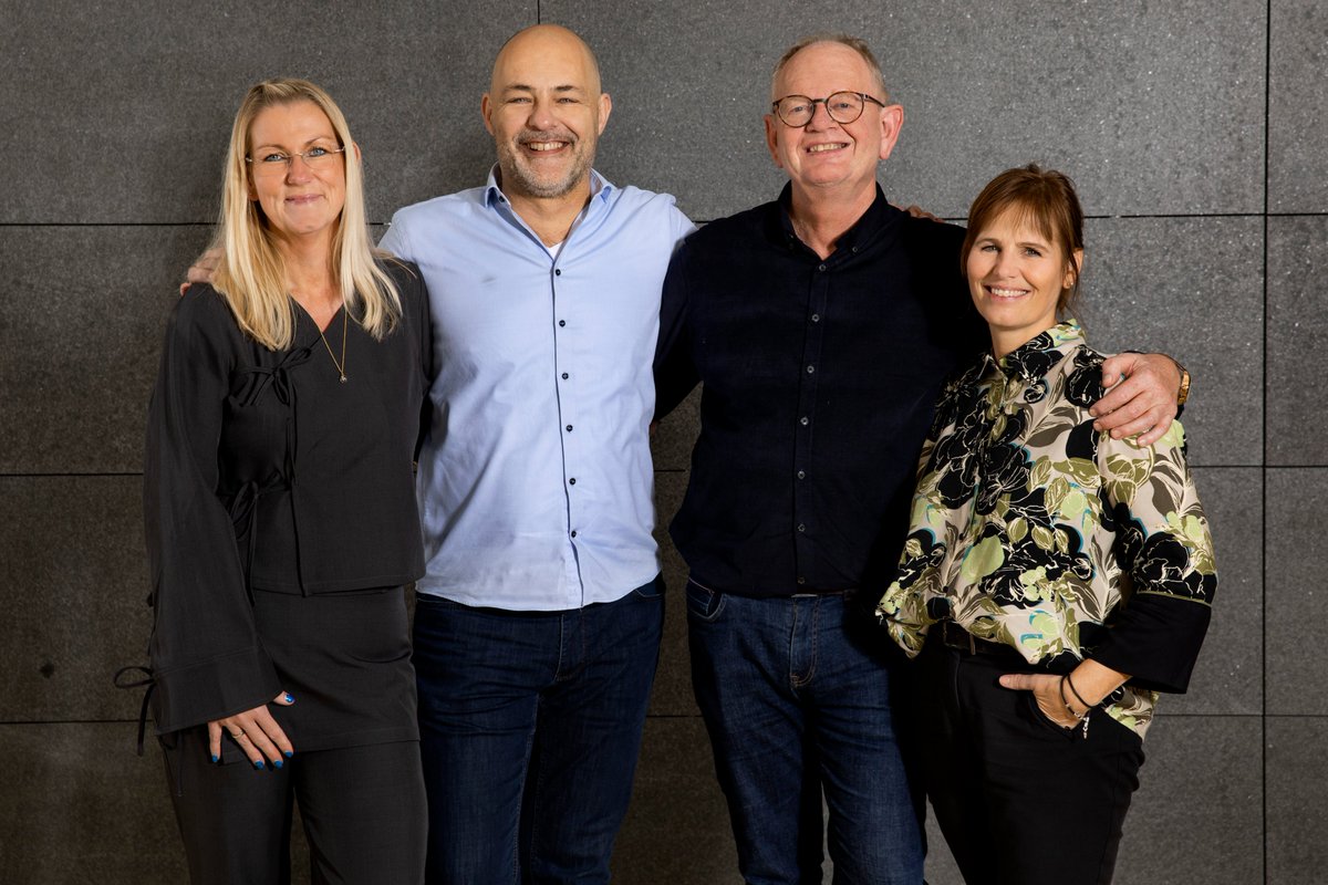 socialpaed's tweet photo. 🙋‍♀️🙋Nyt forretningsudvalg valgt på #SLkongres24: Formand @BennyAndersen, 1. næstformand @DueGert65432, 2. næstformand Lene Kümpel, og kasserer Tina Lai Holmgaard🙋‍♀️🙋‍♂️ #FaglighedForandrerLiv #StoltSocialpædagog🔗⬇️ https://t.co/JQ9deYjd3q