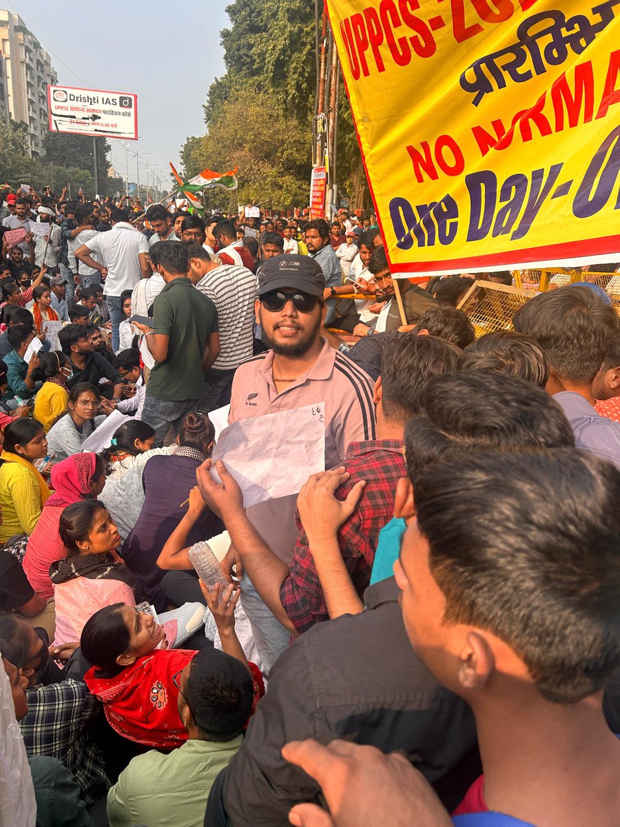 amarverma_'s tweet photo. जिसने भी इस खबर को सुना सर पकड़ लिया
कल कुछ दियों ने आँधी का कॉलर पकड़ लिया

बोल बग़ावत ज़िंदाबाद
छात्र एकता ज़िंदाबाद 
इंक़लाब ज़िंदाबाद ✊🏻

#UPPSC_No_Normalisation 
#UPPSC_ONEDAY_ONESHIFT https://t.co/JNrnaZAHNI