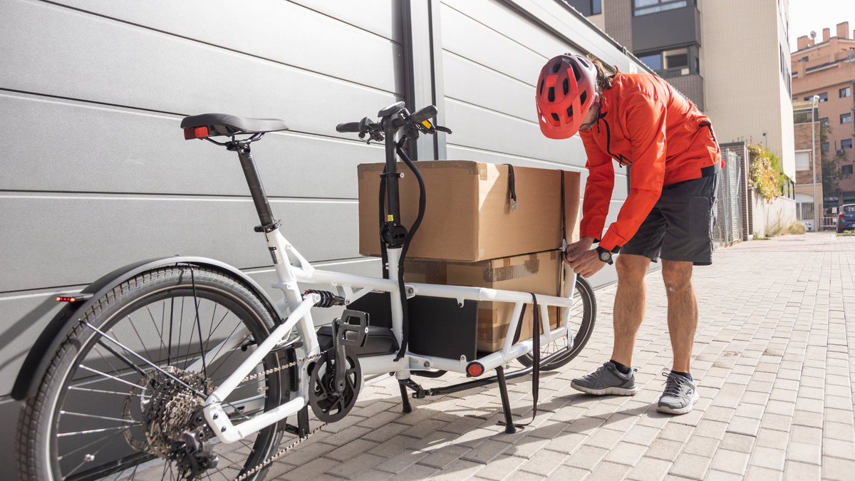 UrbanMobilityEU's tweet image. 🚲 Milan’s #CargoBike project tackles both #emissions and social challenges. The partnership between ow.ly/uY9Z50U5XY7 and @IKEAITALIA showcases a real world solution for environmentally and socially sustainable #UrbanLogistics.

More 👉🔗ow.ly/Ey3F50U5XY6
