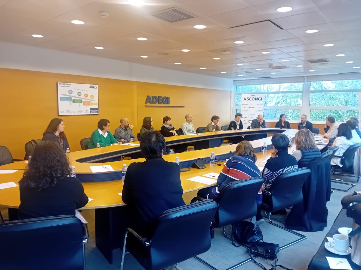 ADEGI's tweet photo. 🔵 Ayer celebramos la jornada de igualdad de #ASCONGI, donde exploramos ejemplos prácticos de acciones en igualdad para empresas del sector de la construcción.
👉 Durante el encuentro, se profundizó en la Ley Orgánica 3/2007 y su aplicación para garantizar la igualdad efectiva entre mujeres y hombres, un aspecto cada vez más relevante en el ámbito laboral. Además de repasar la normativa vigente, las ponencias ofrecieron a las empresas del sector herramientas concretas para implementar la igualdad de manera efectiva.
👉 Agradecemos la participación de César Cascante Hernández, Ignacio Garro, Txema Muñoz Etxezarraga, hashtag#MariaJoseIrastorza y Nerea García Rebollo quienes compartieron sus experiencias.
🙌 Gracias a todas las personas asistentes por su compromiso con la igualdad y el desarrollo de entornos laborales inclusivos en Gipuzkoa. ¡Sigamos avanzando juntos!
--------------------
🔵 Atzo #ASCONGI-ren berdintasun jardunaldia ospatu genuen, eta bertan eraikuntza sektoreko enpresentzako berdintasunaren arloko ekintza praktikoak aztertu genituen.
👉 Topaketan zehar, 3/2007 Lege Organikoaren eta bere aplikazioaren inguruan sakondu genuen, emakumeen eta gizonen arteko berdintasun eraginkorra bermatzeko. Lan esparruan gero eta garrantzitsuagoa den gai honen inguruko araudiari errepasoa egiteaz gain, saioek sektoreko enpresentzat berdintasuna modu eraginkorrean ezartzeko tresna zehatzak eskaini zituzten.
👉Eskerrak ematen dizkiegu César Cascante Hernández, Ignacio Garro, Txema Muñoz Etxezarraga, hashtag#MariaJoseIrastorza y Nerea García Rebollo haien esperientziak partekatzeagatik.
🙌 Eskerrik asko bertaratutako guztiei, berdintasunarekiko eta Gipuzkoan lan-ingurune inklusiboak garatzeko konpromisoagatik. Jarrai dezagun elkarrekin aurrera egiten.