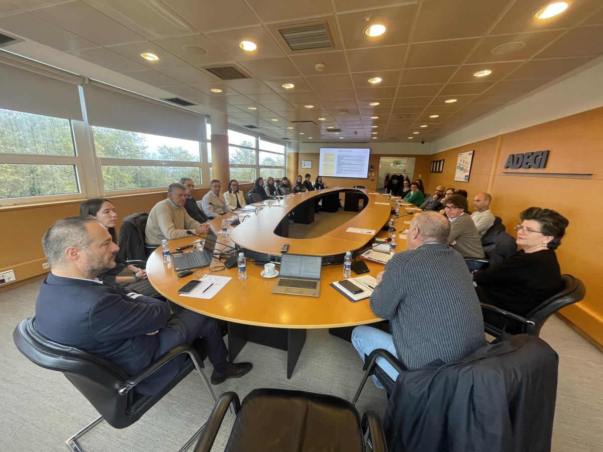 ADEGI's tweet photo. 🔵 Ayer celebramos la jornada de igualdad de #ASCONGI, donde exploramos ejemplos prácticos de acciones en igualdad para empresas del sector de la construcción.
👉 Durante el encuentro, se profundizó en la Ley Orgánica 3/2007 y su aplicación para garantizar la igualdad efectiva entre mujeres y hombres, un aspecto cada vez más relevante en el ámbito laboral. Además de repasar la normativa vigente, las ponencias ofrecieron a las empresas del sector herramientas concretas para implementar la igualdad de manera efectiva.
👉 Agradecemos la participación de César Cascante Hernández, Ignacio Garro, Txema Muñoz Etxezarraga, hashtag#MariaJoseIrastorza y Nerea García Rebollo quienes compartieron sus experiencias.
🙌 Gracias a todas las personas asistentes por su compromiso con la igualdad y el desarrollo de entornos laborales inclusivos en Gipuzkoa. ¡Sigamos avanzando juntos!
--------------------
🔵 Atzo #ASCONGI-ren berdintasun jardunaldia ospatu genuen, eta bertan eraikuntza sektoreko enpresentzako berdintasunaren arloko ekintza praktikoak aztertu genituen.
👉 Topaketan zehar, 3/2007 Lege Organikoaren eta bere aplikazioaren inguruan sakondu genuen, emakumeen eta gizonen arteko berdintasun eraginkorra bermatzeko. Lan esparruan gero eta garrantzitsuagoa den gai honen inguruko araudiari errepasoa egiteaz gain, saioek sektoreko enpresentzat berdintasuna modu eraginkorrean ezartzeko tresna zehatzak eskaini zituzten.
👉Eskerrak ematen dizkiegu César Cascante Hernández, Ignacio Garro, Txema Muñoz Etxezarraga, hashtag#MariaJoseIrastorza y Nerea García Rebollo haien esperientziak partekatzeagatik.
🙌 Eskerrik asko bertaratutako guztiei, berdintasunarekiko eta Gipuzkoan lan-ingurune inklusiboak garatzeko konpromisoagatik. Jarrai dezagun elkarrekin aurrera egiten.
