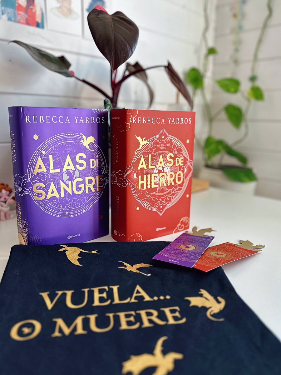 JuditMallol's tweet image. Por fin puedo anunciar algo que me hace muchísima ilusión! 
He tenido el honor de ilustrar las guardas y sobrecubiertas de las ediciones coleccionistas de Alas de Sangre y Alas de Hierro de @RebeccaYarros 🔥✨

Mil gracias @edit_planeta por confiar en mí para este proyectazo 🤍