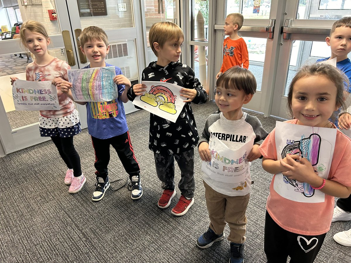 AnneFritz13's tweet photo. @VV_Voyagers  This crew has ‘kind’ in their name and loved spreading kindness around our school yesterday #kindercrew #enjoythefew https://t.co/XWbvwmhTjW