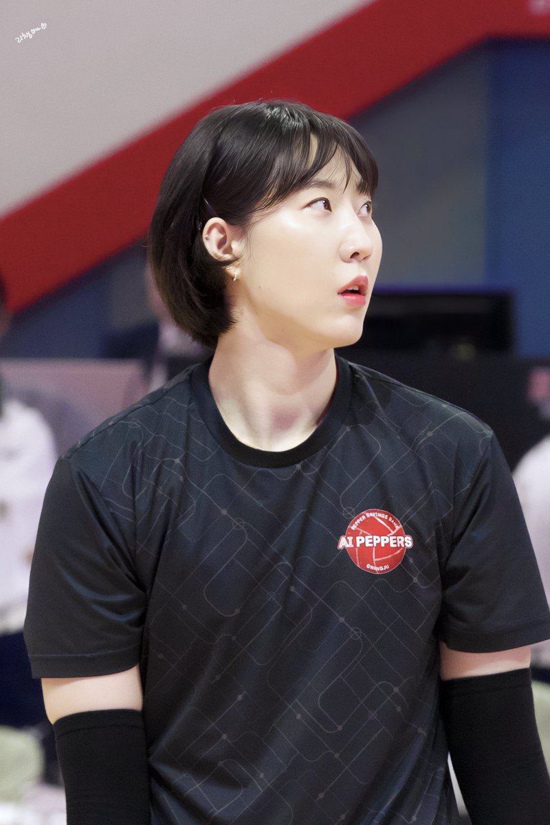 241113 #박정아 

검정 똑딱삔 피어싱 내가 다 좋아하는거 🖤