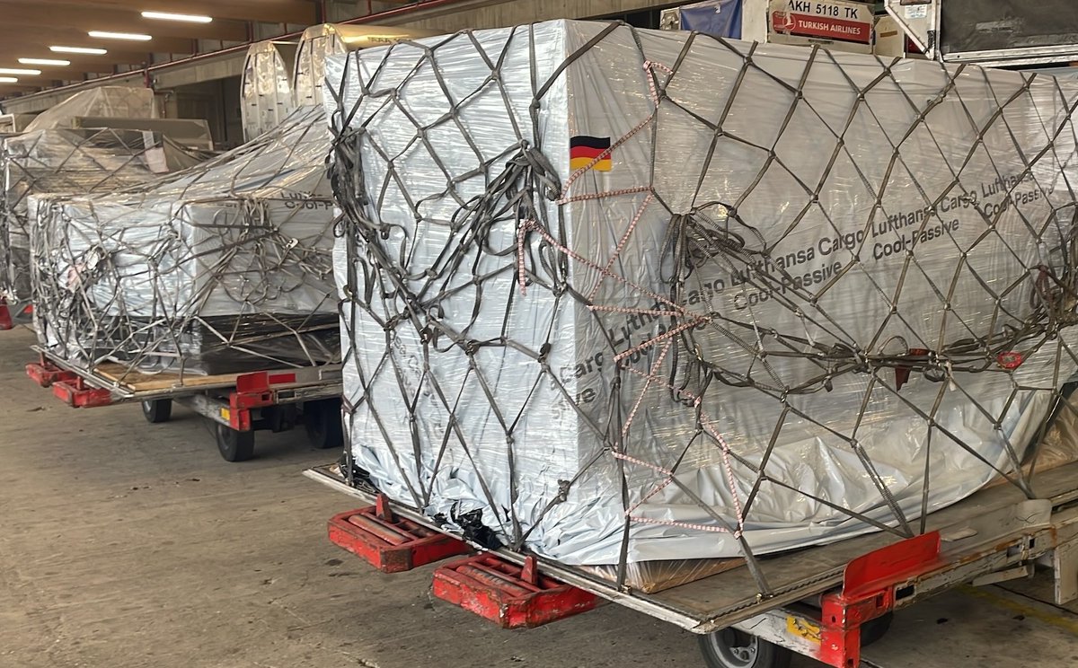 EC_HERA's tweet image. We’re coordinating the delivery of 122,300 vaccine doses from Belgium🇧🇪, Germany🇩🇪, and Portugal 🇵🇹to the DRC🇨🇩 to combat the #mpox outbreak, as part of a significant commitment by the #EU, contributing over 580,000 doses #TeamEurope #EUGlobalGateway

🔗👉europa.eu/!Nq7bMj