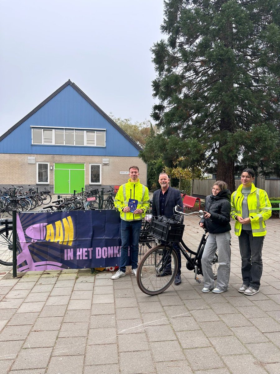 #zetjelichtaan Met die boodschap stond wethouder Maarten van Helden met <a href="/smilepromotions/">S.M.I.L.E.Promotions</a> bij het <a href="/Yuverta_scholen/">Yuverta</a> vorige week. #maakeenpuntvannul