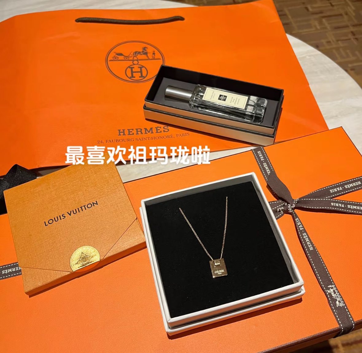 去年和今年收到的礼物
第一条celine被我弄丢了 
又给我买了一模一样的
而不是像我爸那样责骂我丢三落四没脑子
谢谢你没有责备我弄丢你送我的首饰
谢谢你一直陪我
生日你问我想要什么
我不想要包包名牌 
最想要的是和你一起度假⛱️
你很辛苦总是很紧绷 
疲惫的双眸 白掉的头发
我想你可以睡个好觉 https://t.co/QQsUJ3kEXr